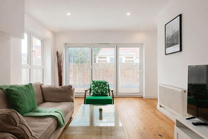 2 Bedroom Apartment For Sale In Anerley Road, London, SE20