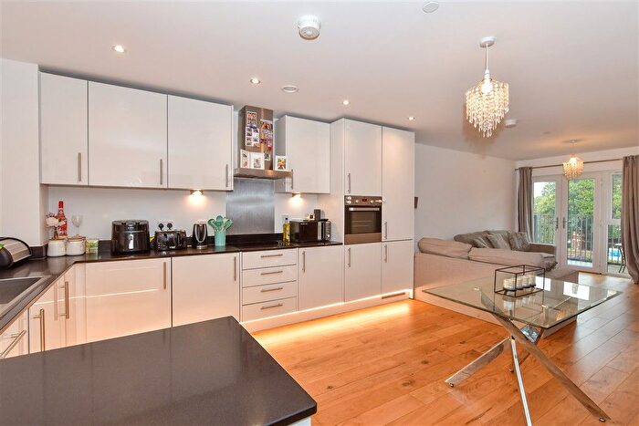 2 Bedroom Flat For Sale In Rosalind Drive, Maidstone, Kent, ME14