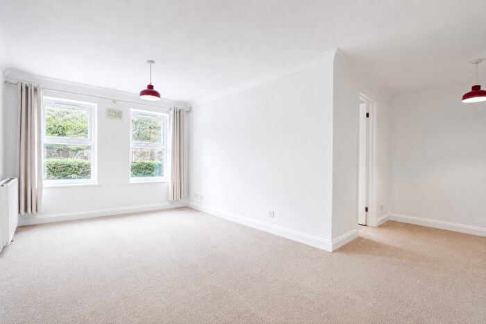 2 Bedroom Flat To Rent In Coopers Gate, Banbury, Oxon, OX16