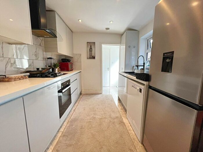 2 Bedroom House To Rent In Hollybush Street, Plaistow, E13
