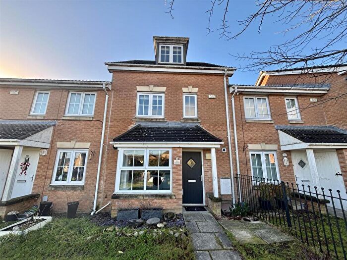 4 Bedroom Town House For Sale In , Keighley Road, Illingworth, Halifax, HX2
