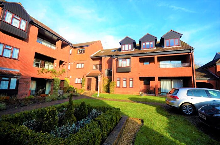 2 Bedroom Apartment To Rent In Snells Wood Court, Amersham, Buckinghamshire, HP7