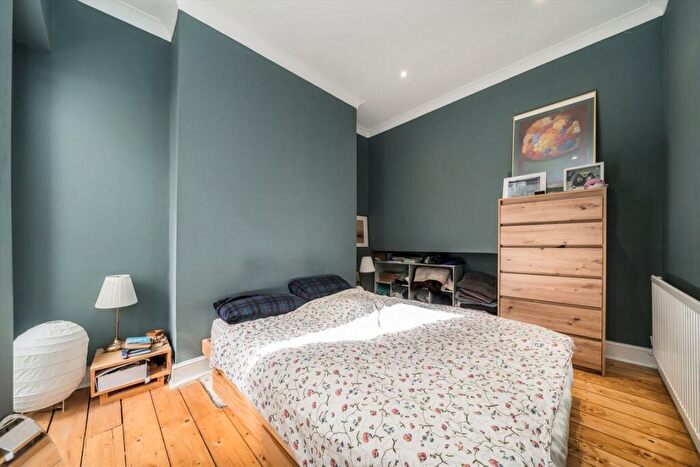 2 Bedroom Flat For Sale In Ickburgh Road, Clapton, E5