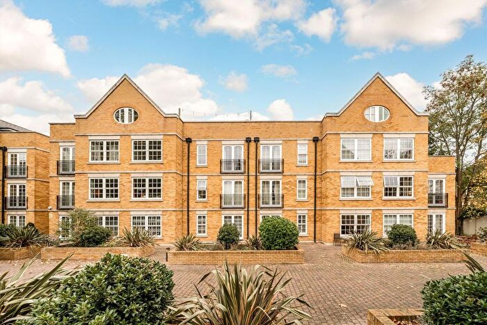 2 Bedroom Flat For Sale In Twickenham Road, Old Isleworth, TW7