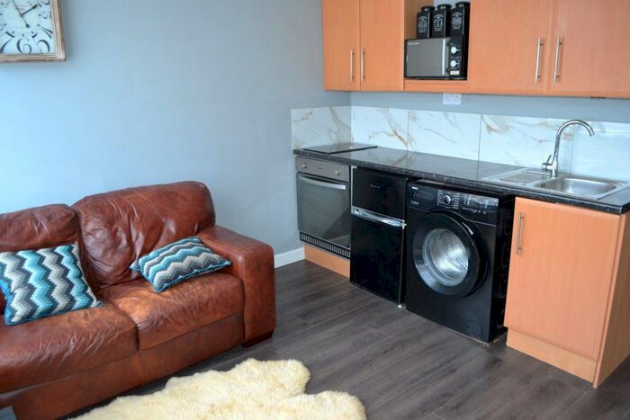 2 Bedroom Flat To Rent In Pershore Road, Selly Park, Birmingham, B29