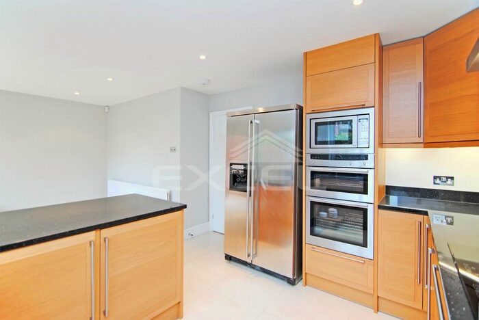 3 Bedroom Flat To Rent In Lyndhurst Gardens, Hampstead, London, NW3
