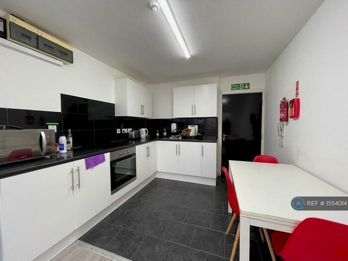3 Bedroom Flat To Rent In Powell Street, Sheffield, S3