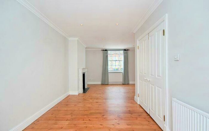 3 Bedroom Apartment To Rent In Gloucester Place, Marylebone, London, NW1