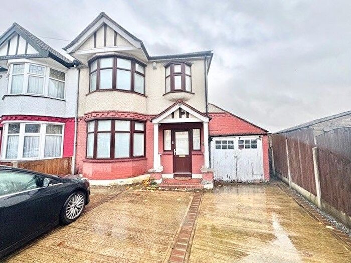Semi-Detached House To Rent In Keswick Avenue, Hornchurch, RM11