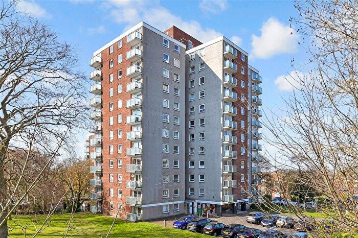 2 Bedroom Flat For Sale In Basinghall Gardens, Sutton, Surrey, SM2