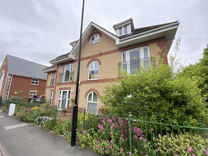 2 Bedroom Apartment For Sale In Newport Road, Cowes, PO31