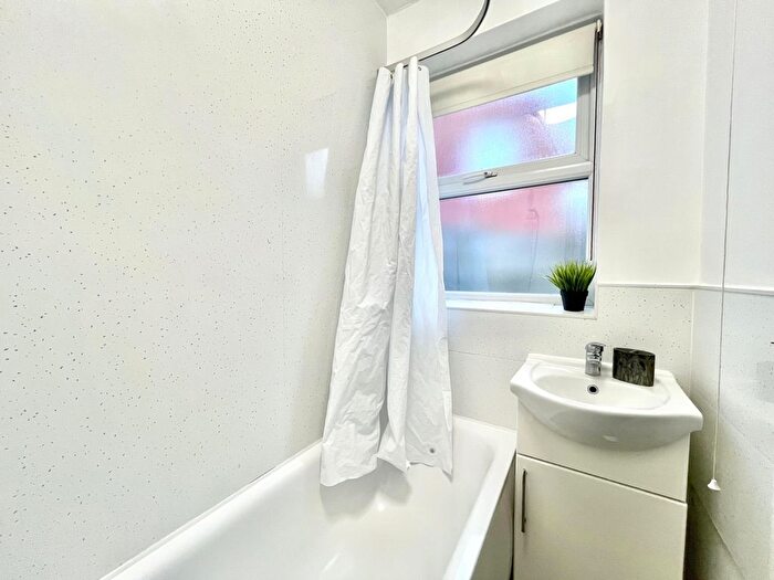 1 Bedroom Flat To Rent In Gowan Road, Willesden Green, NW10