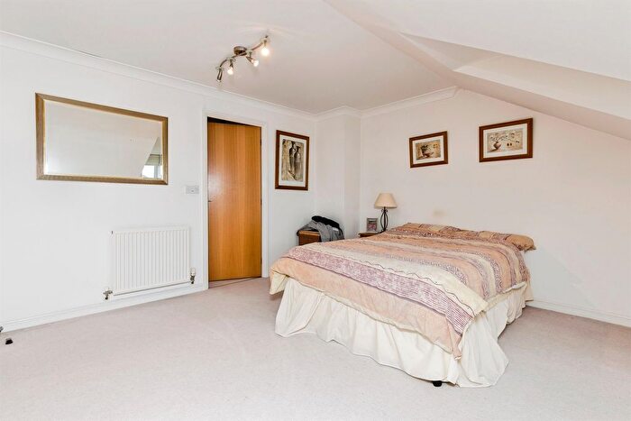 2 Bedroom Flat For Sale In Brighton Road, Horsham, RH13