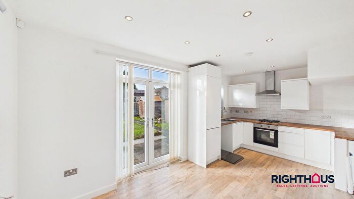 3 Bedroom Semi-Detached House To Rent In Onslow Crescent, Bradford, BD4