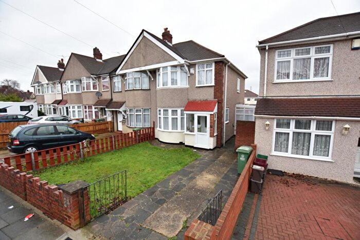 3 Bedroom House To Rent In Sutherland Avenue, Welling, DA16
