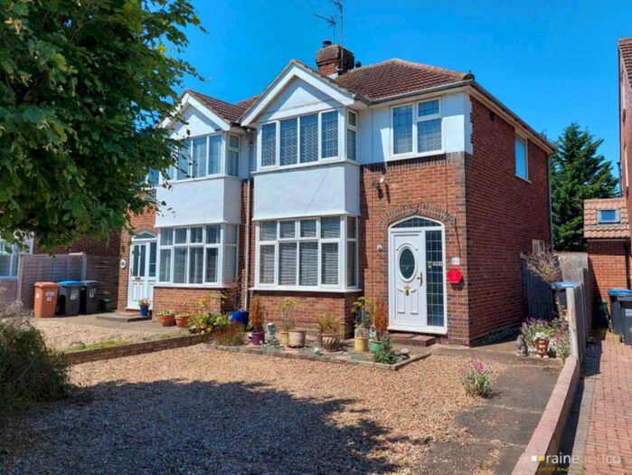 3 Bedroom Semi-Detached House To Rent In Heathcote Avenue, Hatfield, AL10