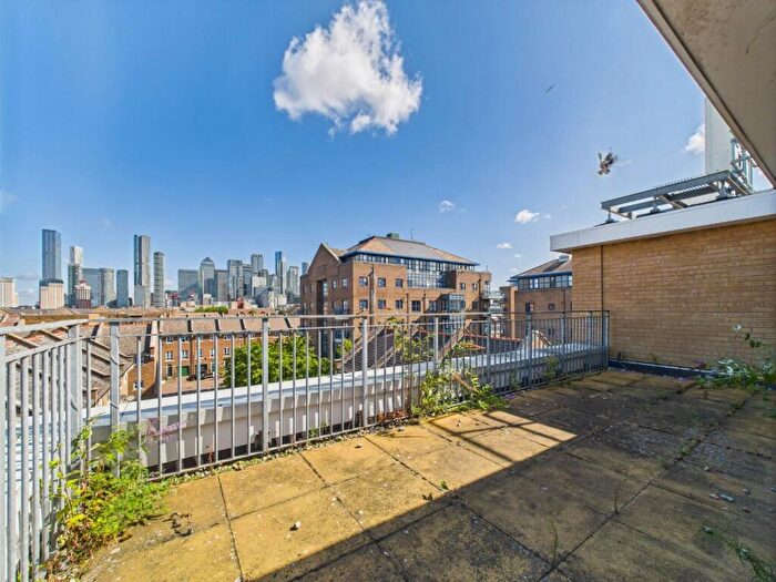 2 Bedroom Penthouse For Sale In Sherwood Gardens, London, E14