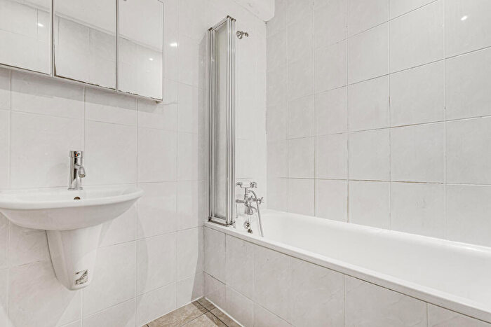 2 Bedroom Flat To Rent In Cavendish Road, Clapham, SW12