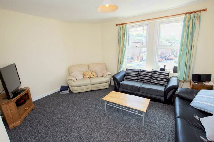 5 Bedroom House To Rent In Raddlebarn Road, Birmingham, B29