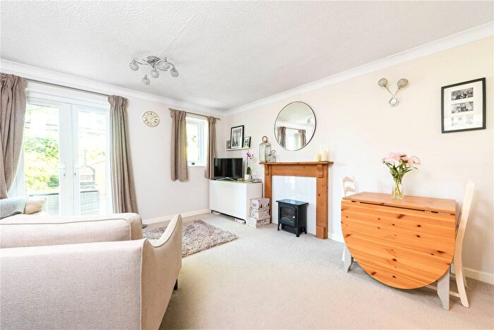 2 Bedroom Flat To Rent In Beechgate, Witney, OX28