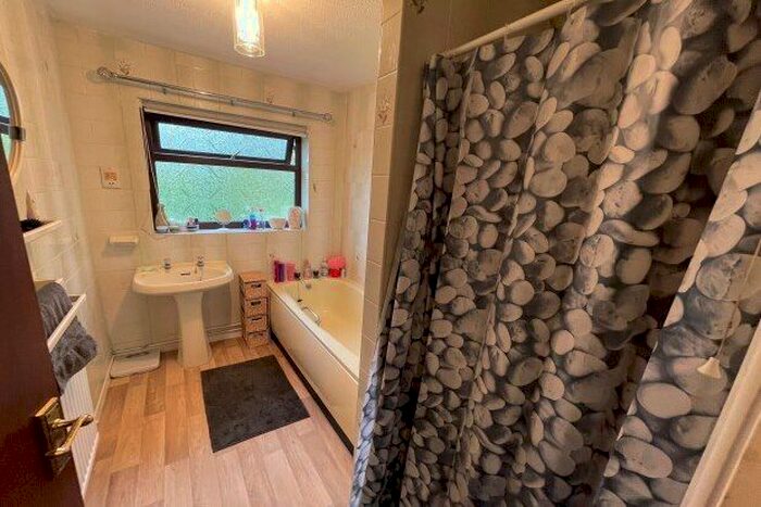 3 Bedroom Bungalow To Rent In Woodlands Park, Rhydaman, SA18