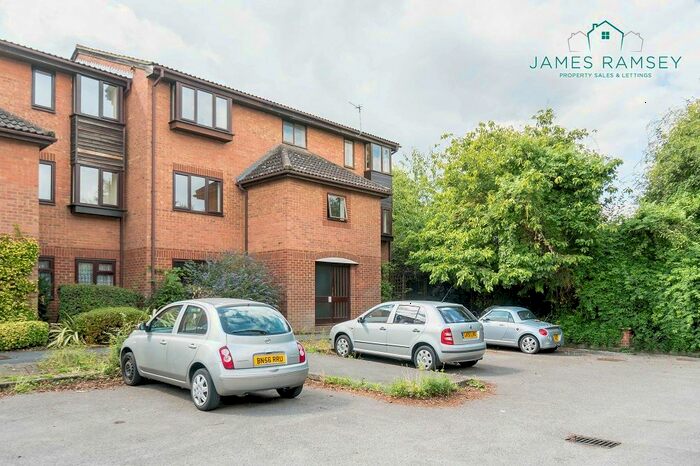 1 Bedroom Flat To Rent In Quincy Road, Egham, TW20