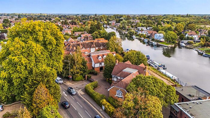 2 Bedroom Flat For Sale In Straight Road, Old Windsor, SL4