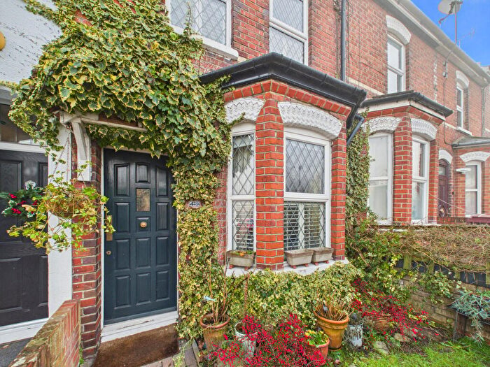 2 Bedroom Terraced House For Sale In Grovelands Road, Reading, RG30