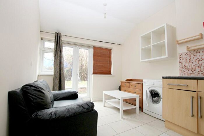 1 Bedroom Flat To Rent In Yew Grove, Cricklewood, NW2