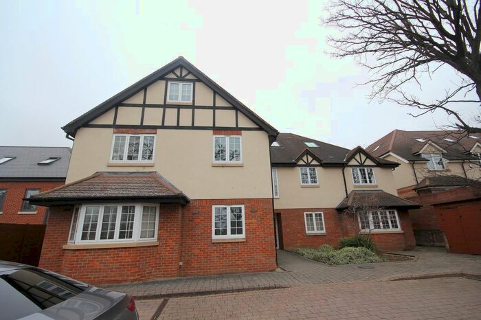 3 Bedroom Flat To Rent In Swakeleys Road, Ickenham, UB10