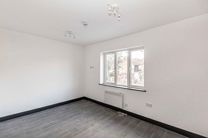 Studio To Rent In Wellington Avenue, Hounslow, TW3