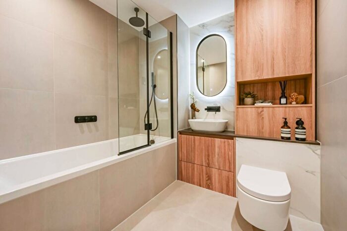1 Bedroom Flat For Sale In Queens Cross, Royal Docks, E16