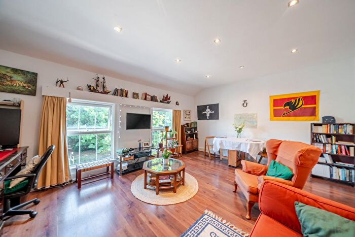 1 Bedroom Flat For Sale In Kingston Hill, Kingston Upon Thames, Surrey, KT2