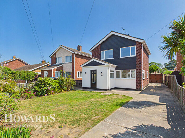3 Bedroom Detached House For Sale In Bishops Walk, Lowestoft, NR32