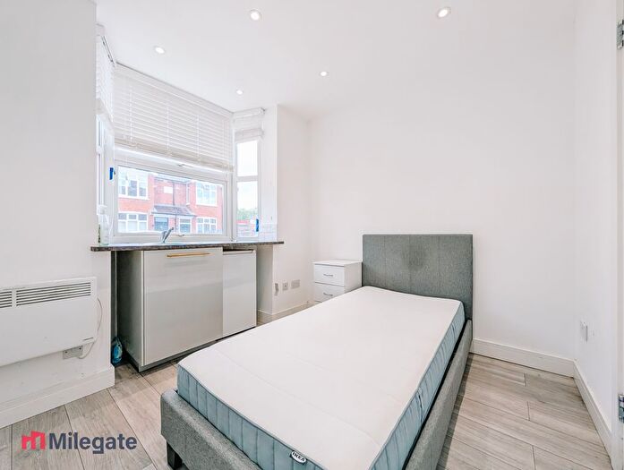 Studio To Rent In Park Avenue, Egham, TW20