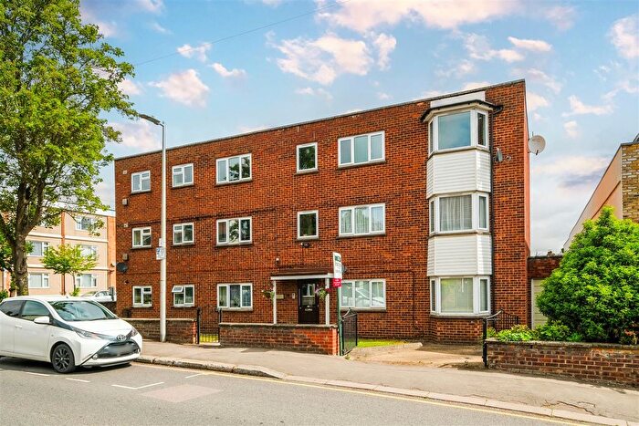 1 Bedroom Flat To Rent In Albert House, Victoria Road, London, E18