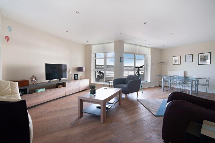 2 Bedroom Flat For Sale In Barrier Point Road, London, E16