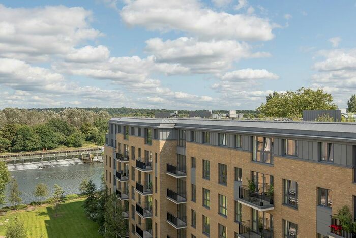 3 Bedroom Flat To Rent In Pinewood Gardens, Teddington, TW11