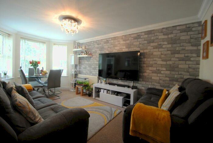 2 Bedroom Flat To Rent In - Richmond Park Road, Charminster, Bournemouth, BH8