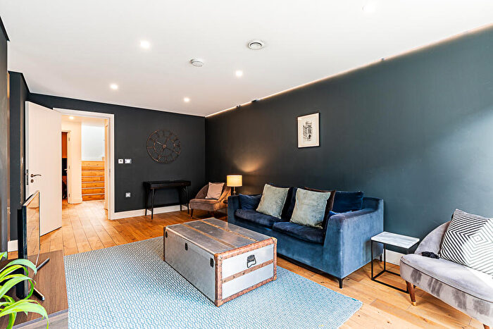 3 Bedroom Flat To Rent In Northdown Street, London, N1