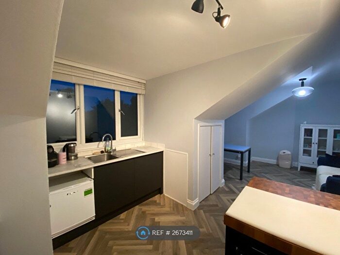 2 Bedroom Flat To Rent In Sibella Road, London, SW4