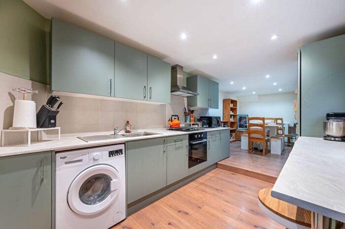 2 Bedroom Flat For Sale In Acton Lane, Harlesden, London, NW10