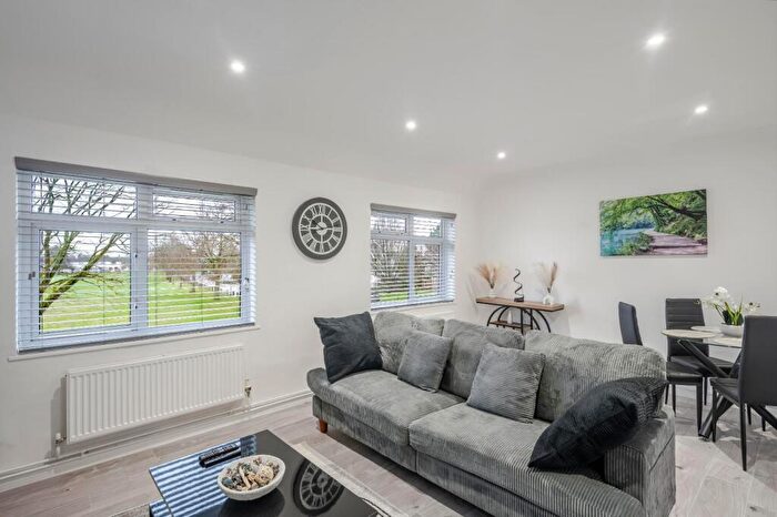 2 Bedroom Maisonette For Sale In Savernake Road, Chelmsford, CM1