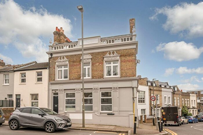 2 Bedroom Flat To Rent In Merton Road, Wandsworth, London, SW18