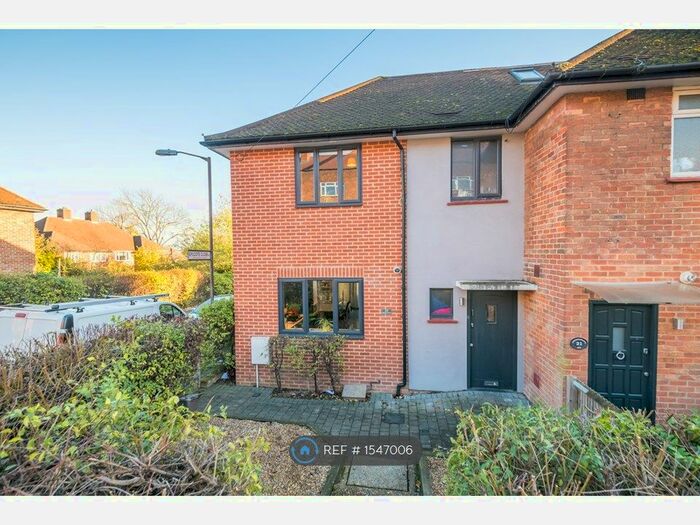 3 Bedroom Semi-Detached House To Rent In Gylcote Close, London, SE5