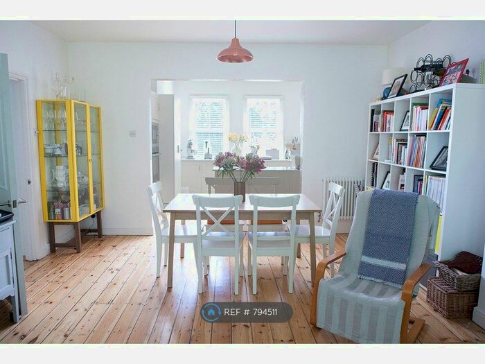 2 Bedroom Flat To Rent In Palace Road, London, SW2