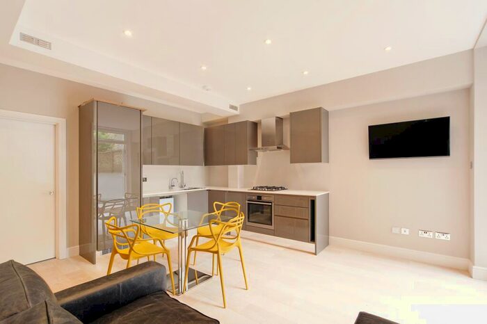 2 Bedroom Flat To Rent In Albert Bridge Road, SW11