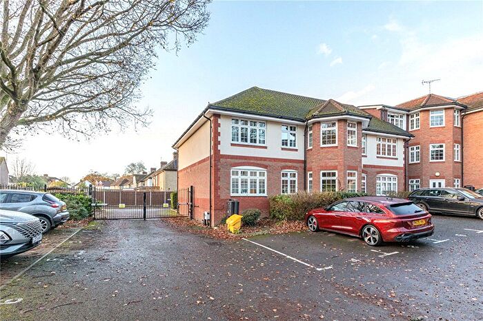 2 Bedroom Flat To Rent In Brighton Road, Addlestone, Surrey, KT15