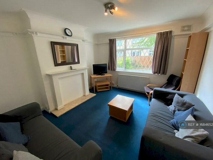 4 Bedroom Semi-Detached House To Rent In Buckingham Road, Leeds, LS6