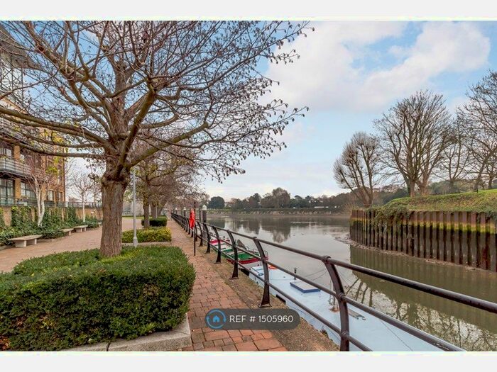 2 Bedroom Flat To Rent In Town Meadow, Brentford, TW8